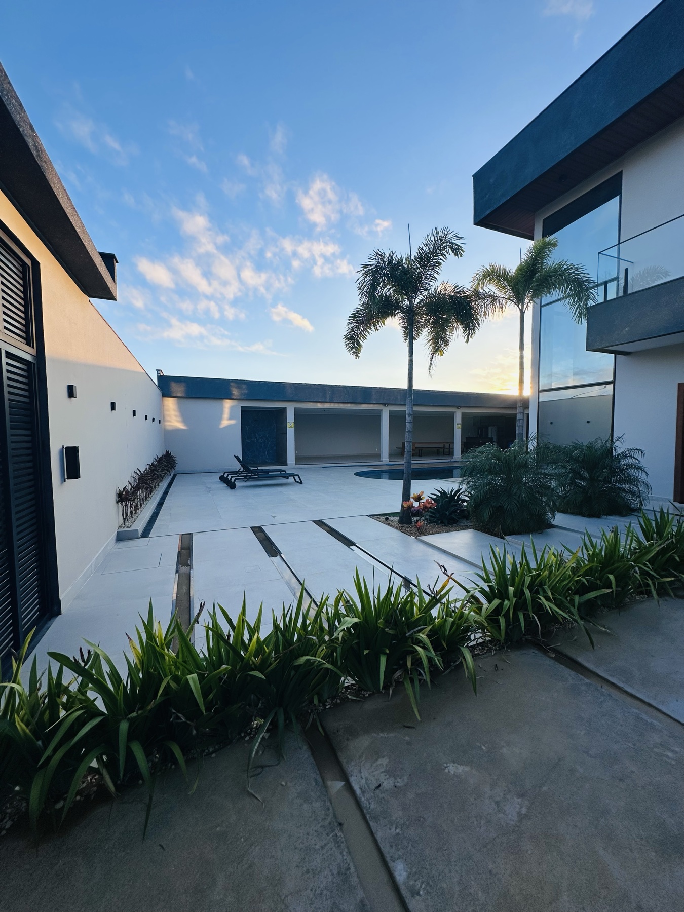 Área externa com jardim