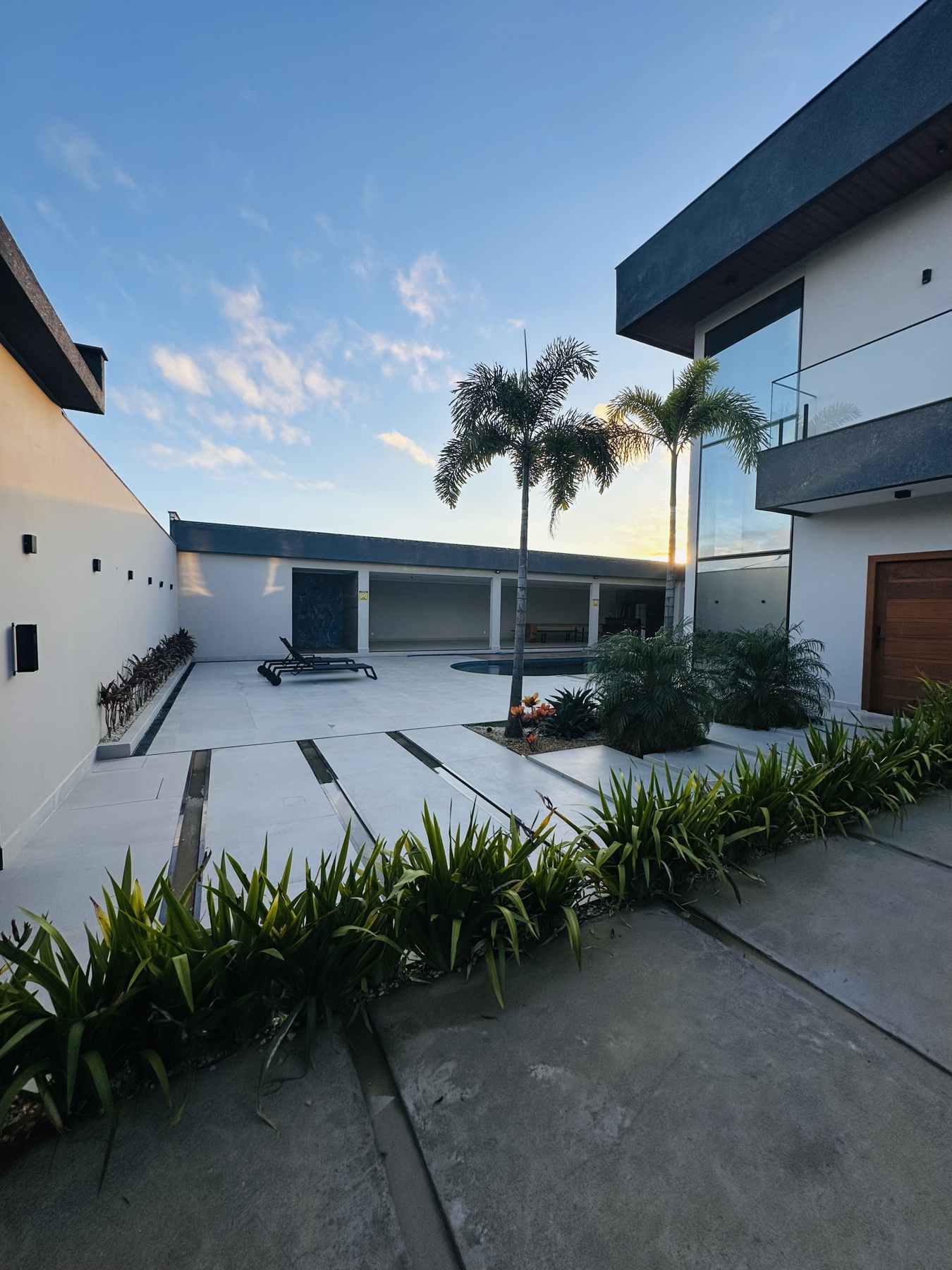 Área externa ao pôr do sol