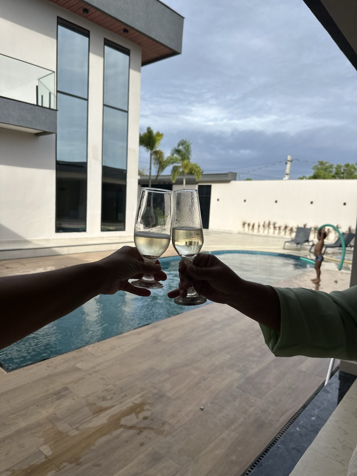 Taças à beira da piscina