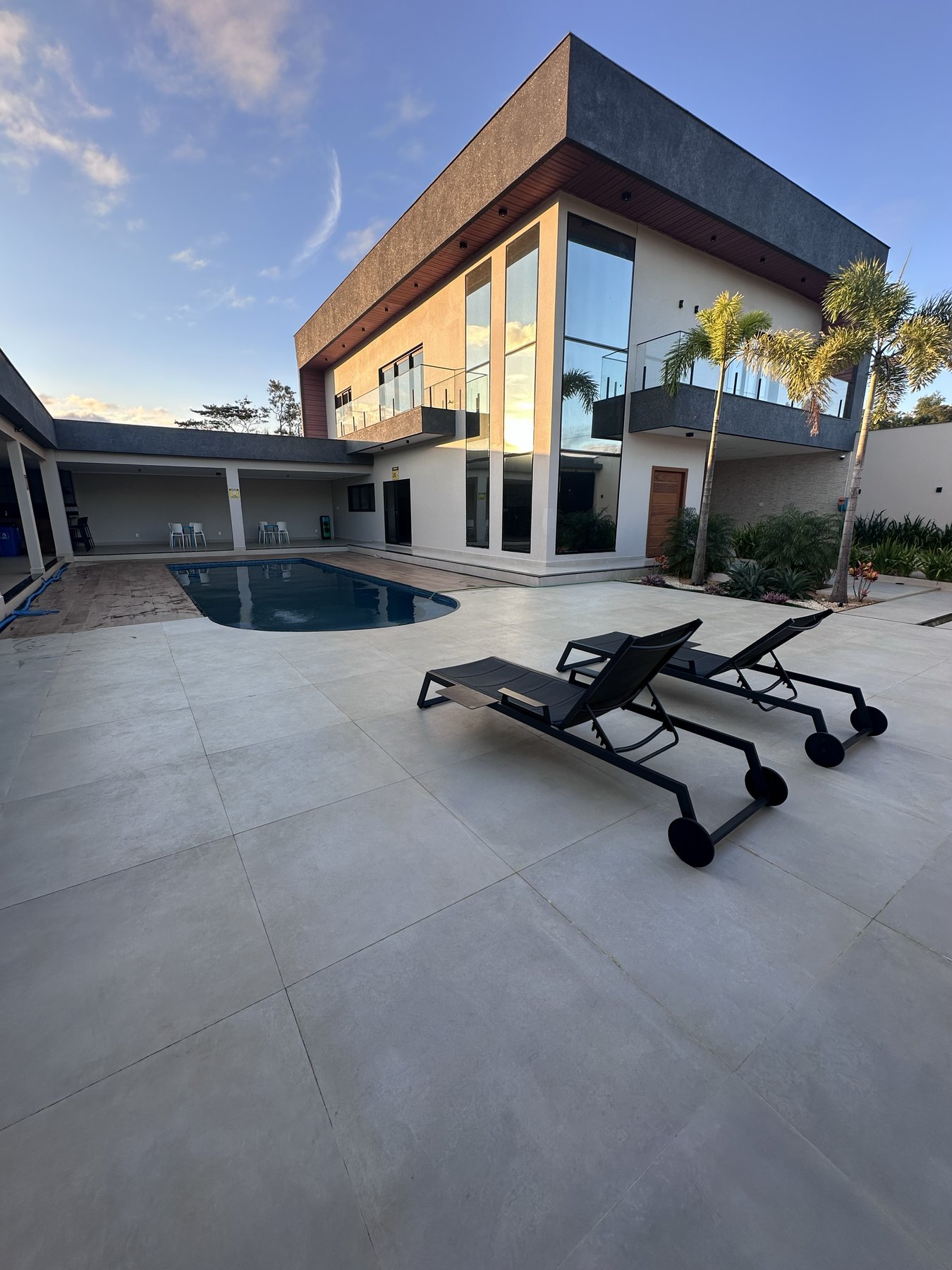 Piscina e deck lateral